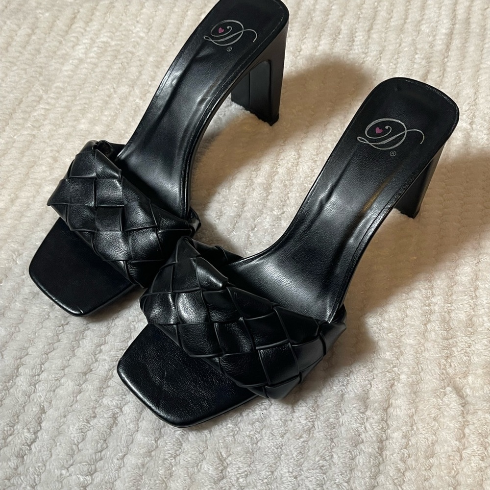 Elegant Black Woven Strap Heels - Picture 8 of 9